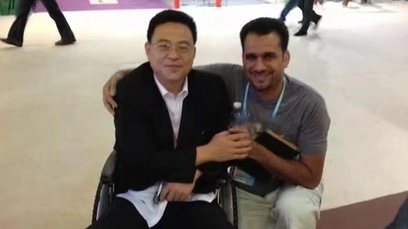 Daniel Fu with a customer at a trade fair